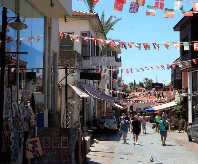 kaleiçi, gece olunca nüfusunu yüzle çarpıyor