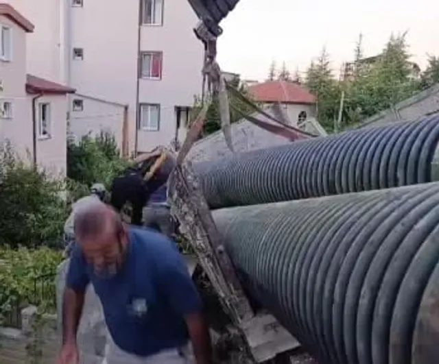 Kamyonet ile demir korkuluk arasında sıkışan genç vinçle kurtarıldı