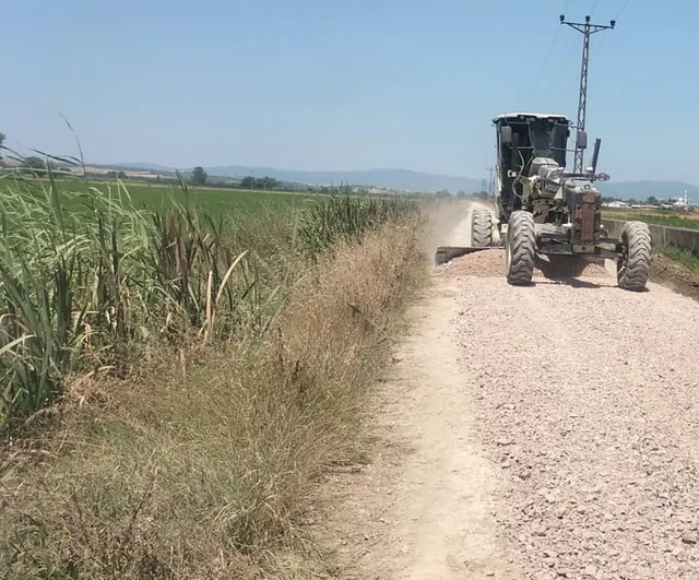 Karacabey'de arazi yolları yenileniyor, üreticiye ulaşım kolaylaşıyor