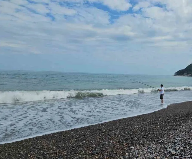 Karadeniz'de oltasını kapan vatandaşlar kıyılara akın etti