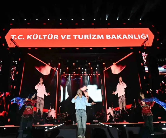 Karadeniz tınıları Erzurum sahnesinde Resul Dindar'la canlandı