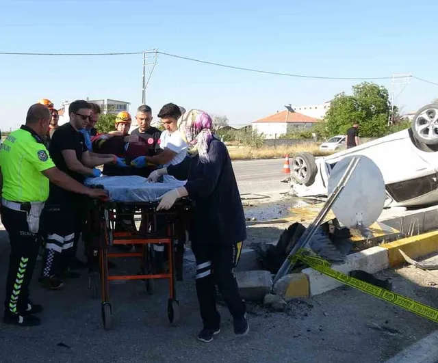 Karaman'da kontrolsüz kavşakta u dönüşü yapan otomobile çarpışma: 2'si çocuk 6 yaralı