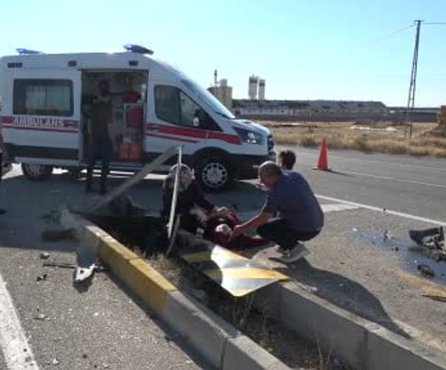 Karaman'da u dönüşüne arkadan çarpma: 6 yaralı, bir sürücünün ayağı diz kapağından koptu