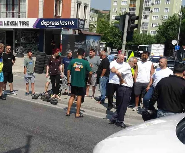 Kartal'da scooter sürücüsüne çarpan minibüs sonrası mahallede güvenlik çağrısı