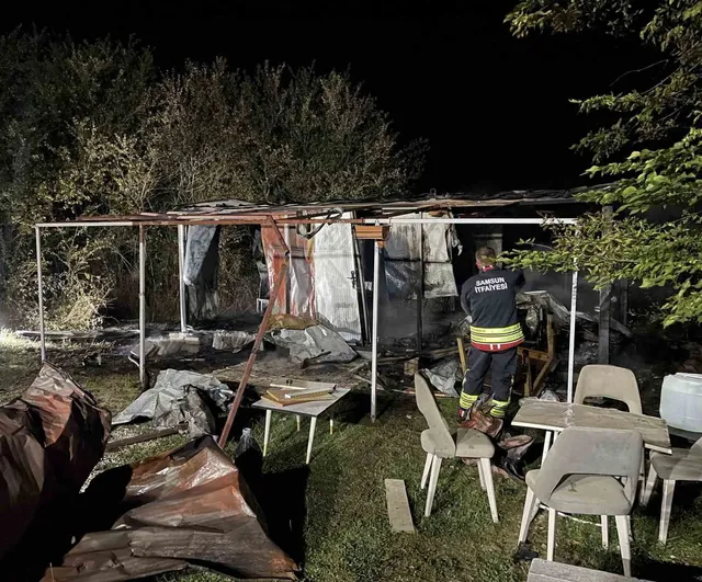 Kavak'ta bağ evi konteyneri yangında tamamen kullanılamaz hale geldi