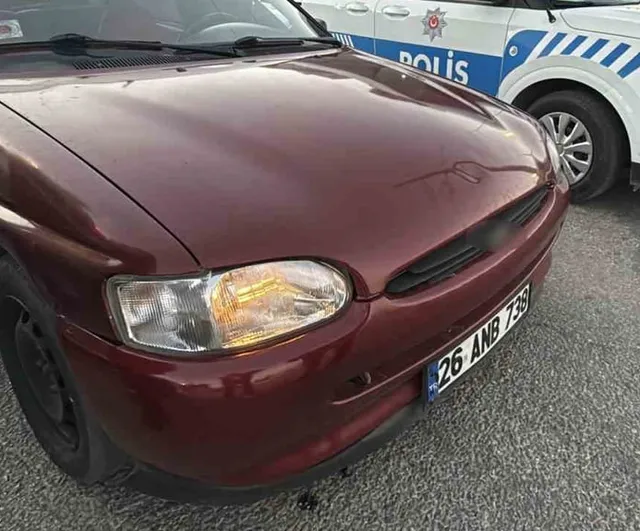 kavşakta çalışan halde duran otomobilde uyuyan iki kişi ve 13 hapla ilgili soruşturma