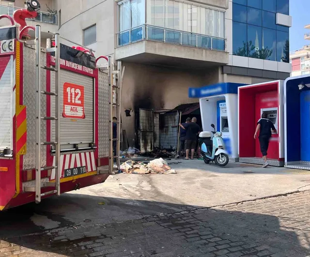 Kaynak kıvılcımları geri dönüşüm kutusunu alevlere teslim etti