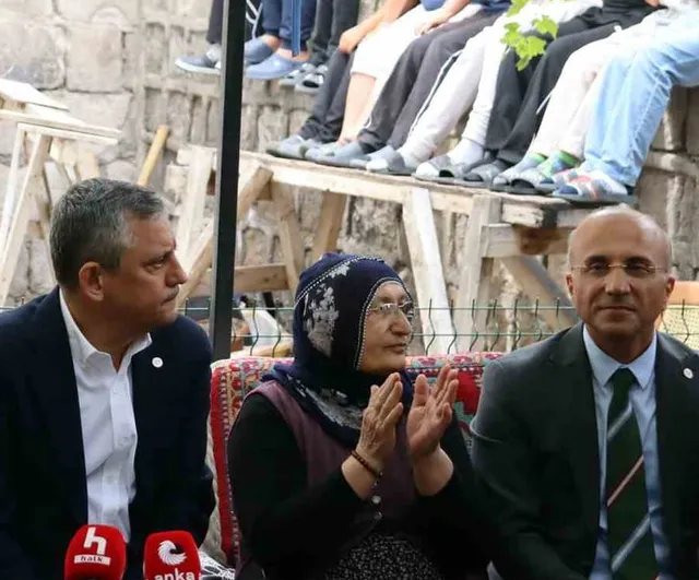 Kayseri buluşmasında Özgür Özel’den konuşma gafı, anında düzeltme yaptı