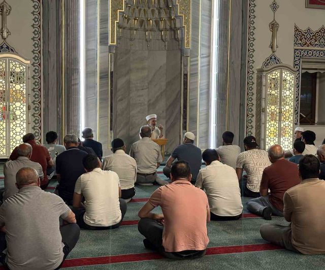 Kayseri'de camilerde huzur: Mevlit Kandili'nde dualar ve ilahiler yükseldi