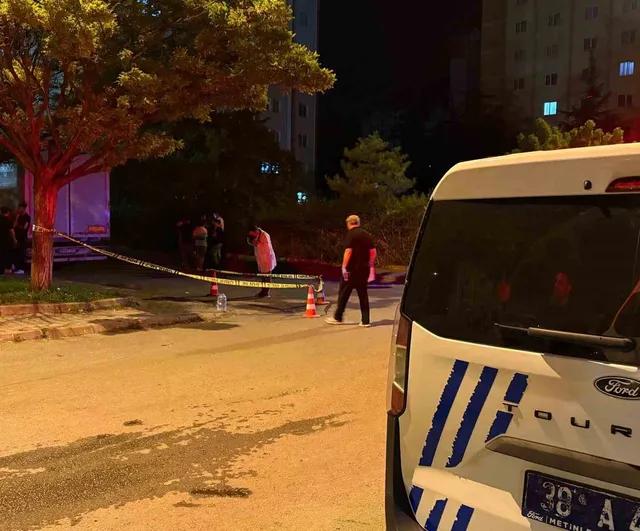 Kayseri'de parktaki tartışma bıçaklı kavgaya dönüştü: iki kişi yaralandı