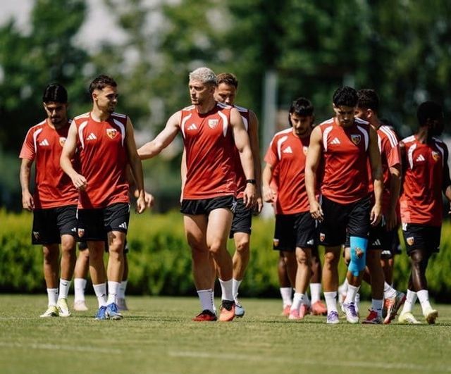 Kayserispor sezona ilk sınav için İzmir aktarmalı yola çıktı