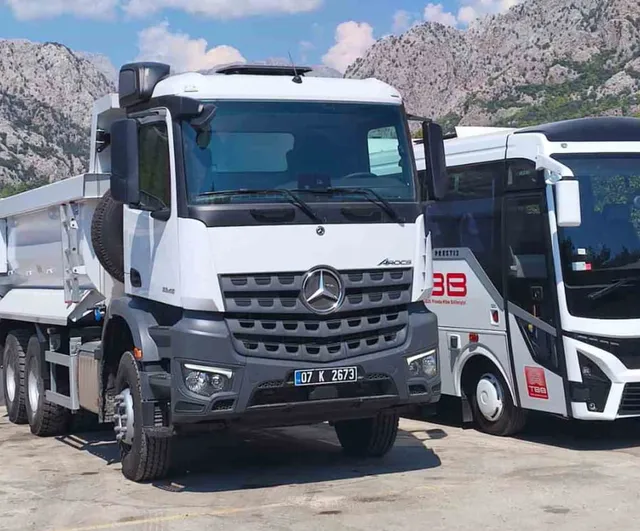 Kemer belediyesi sahada hızlanıyor: damperli kamyon filoya katıldı