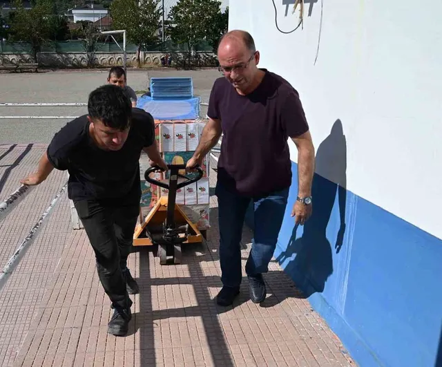 Kemer'de çocukların çantası belediyeden: 6 bin 500 öğrenciye kırtasiye desteği