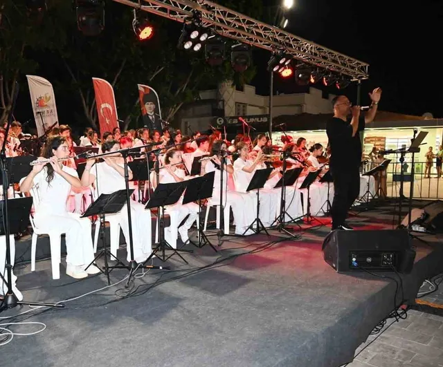 Kemer'de cumhuriyet orkestrası yaz konseriyle meydanı doldurdu