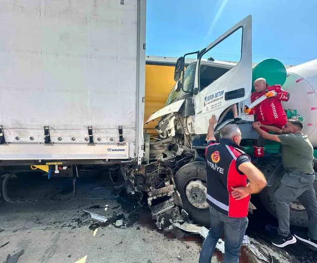 Keşan'da akaryakıt istasyonunda beton mikseri iki park tıra çarptı, sürücü yaralandı