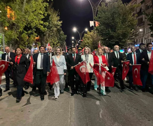 Kırşehir'de bayram coşkusu kortejle meydana taştı