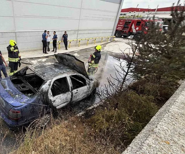 Kısa süre önce aldığı otomobil park halindeyken alev aldı, geriye hurda kaldı