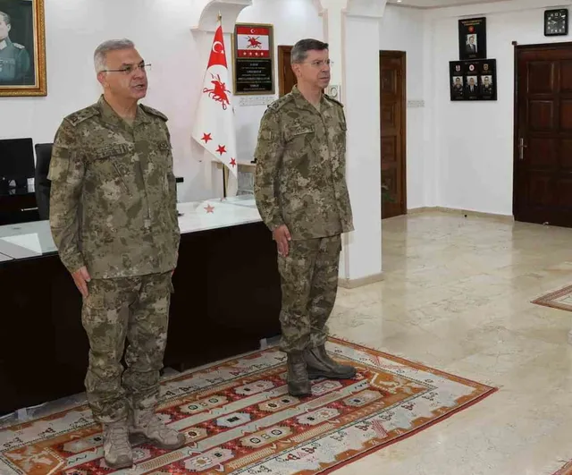 KKTC'de komuta değişimi: barış kuvvetlerinde resmi devir teslim