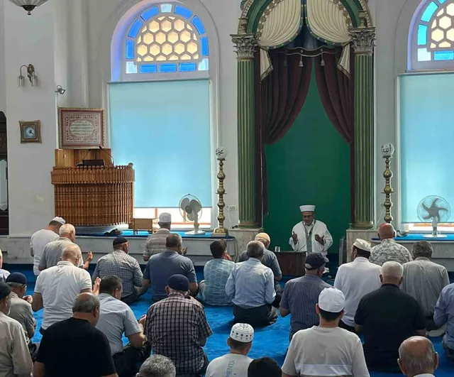 Koca Camii'de birlik ve dualarla mevlid kandili programı