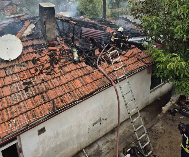 Kocaeli'de alevler arasından çıkarılan engelli kadın kurtarıldı