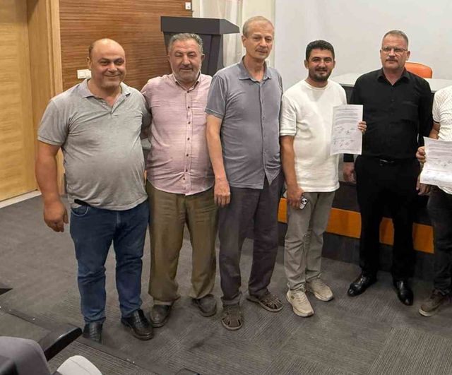 Komisyonlar kapı önünde: Kula'da belediye binası dışında ilk toplantı
