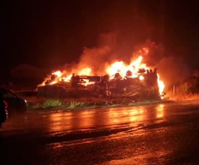 Alaca'da tır devrildi, çıkan yangın aracı kullanılamaz hale getirdi