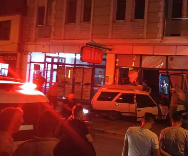 Kontrolden çıkan otomobil Afyonkarahisar'daki markete girdi