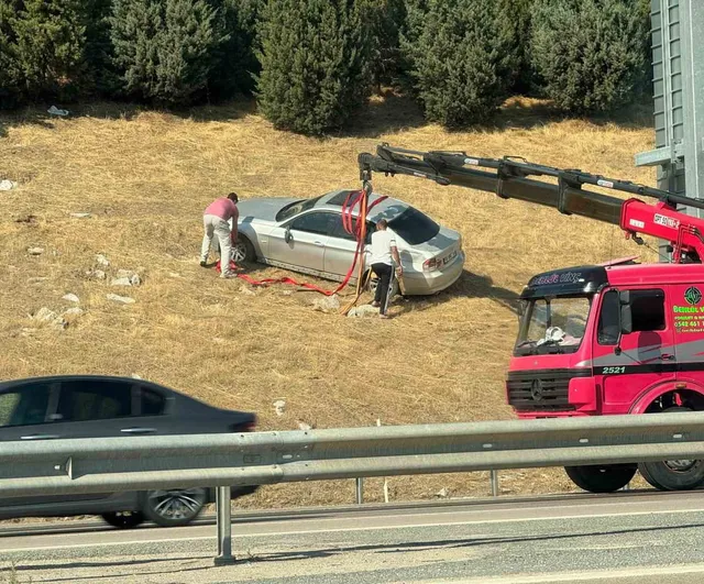 Kontrolden çıkan otomobil Samanlı Otoban Bağlantısı'nda bariyerleri aşarak tarlaya uçtu