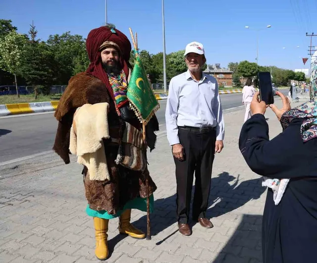 Konya'dan Selçuklu giysisiyle Ahlat'a gelen Seyfullah Mutlu cumhurbaşkanını uzaktan gördü