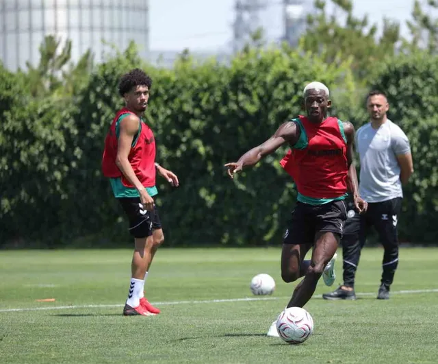 Konyaspor Fenerbahçe karşılaşması öncesi saha ve salon dengesini kuruyor