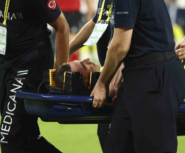 Konyaspor mücadelesinde Kerem Aktürkoğlu sedyeyle oyundan çıktı