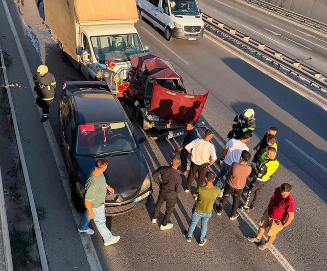 Körfez'de D-100'de zincirleme kaza: üç araçta hasar, yaralanma yok