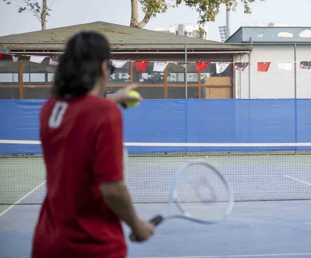 Kortlarda zafer coşkusu: Mersin’de ücretsiz tenis kursiyerleri sahaya çıktı