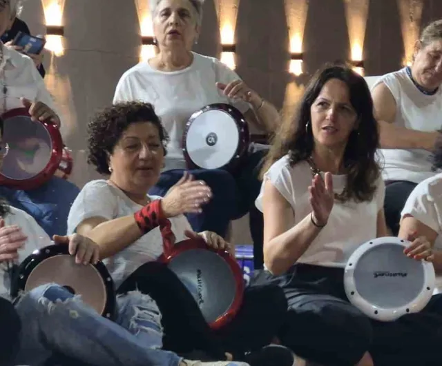 Kurucaşile'de ahşap tekne festivalinde sahnede dans, kısa süreli elektrik arızası