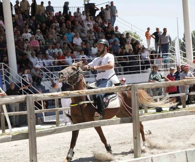 Kütahya'da atlı yarış rüzgarı: 43 ilden 130’un üzerinde rahvan at kıyasıya ter döktü