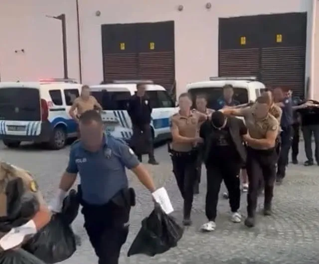 Kütahya'da şüpheli araçta 14 bin 622 sentetik hap ele geçirildi