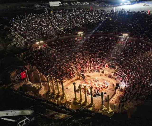 Laodikeia antik tiyatrosunda Beethoven'in 9. senfonisi sahnede