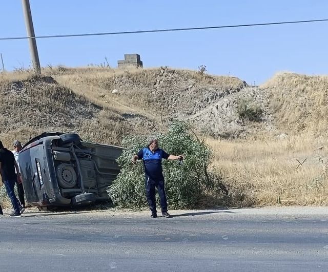 Lastik patlaması sürücüyü kontrolden çıkardı: iki kişi yaralandı