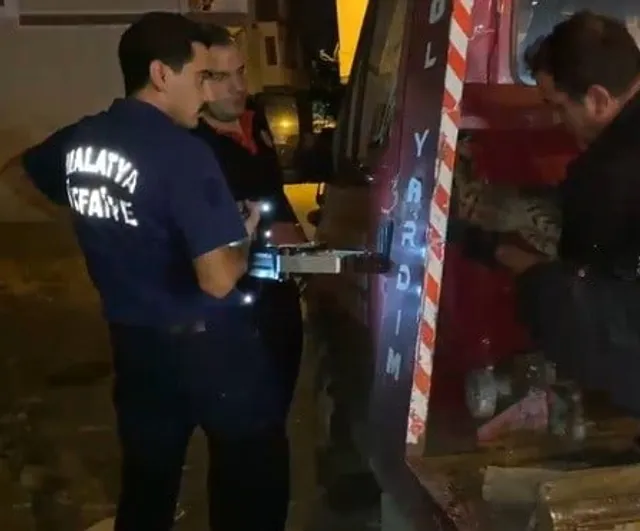 Malatya'da çekicinin kasasına sıkışan kedi itfaiyenin 10 dakikalık çalışmasıyla kurtarıldı