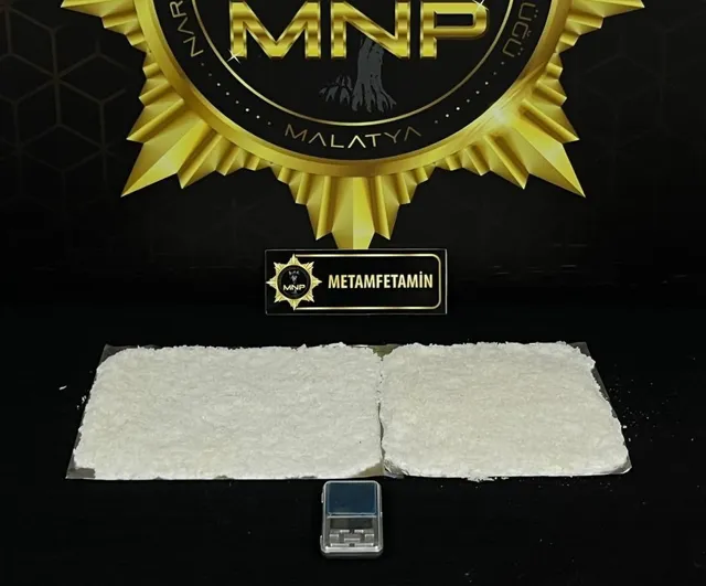 Malatya'da fiziki takiple düzenlenen operasyonda 900 gram metamfetamin ele geçirildi