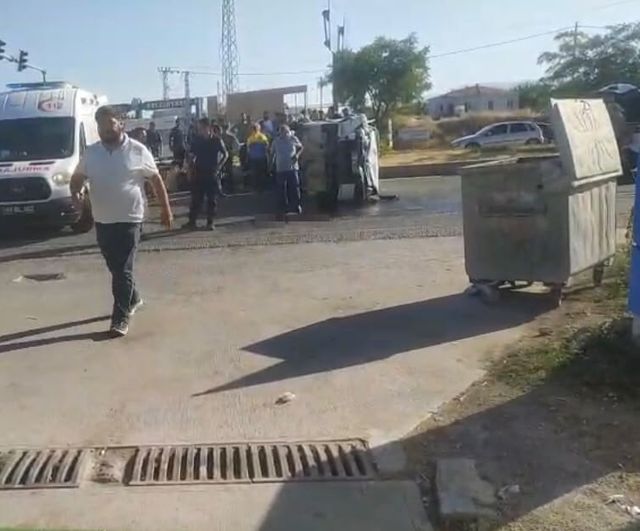 Malatya'nın Akçadağ kavşağında çarpışma otomobili devirdi, 3 kişi yaralandı