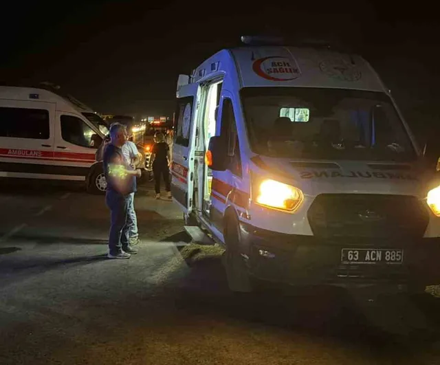 Malazgirt töreninden dönen otobüsün arkadan çarpması Siverek'te 13 kişiyi yaraladı