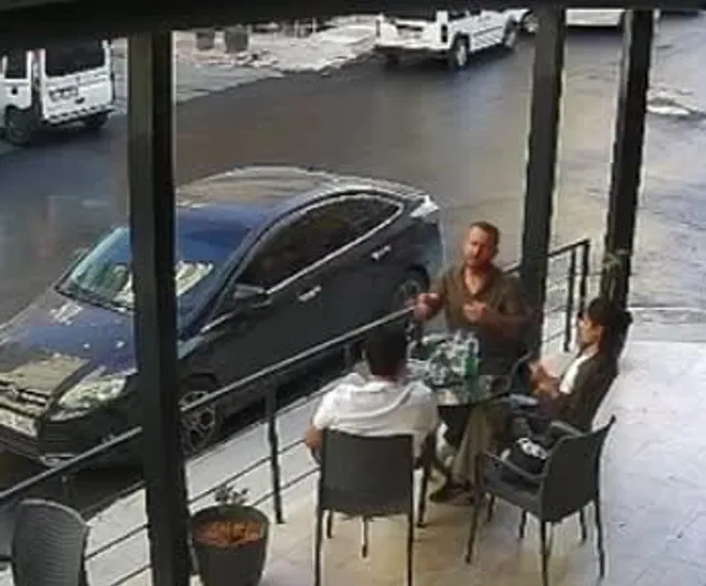 Mardin’de çarpışmanın ardından araç kafenin girişine girdi
