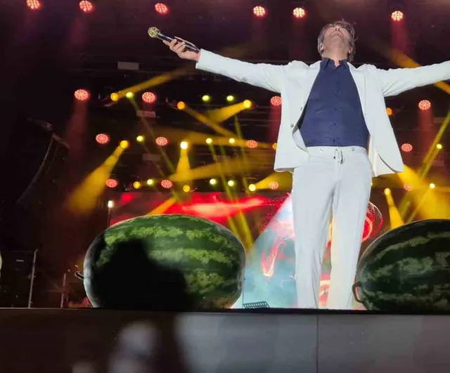 Marmaraereğlisi'nde karpuz festivali coşkusu: Mahsun Kırmızıgül sahneye damga vurdu