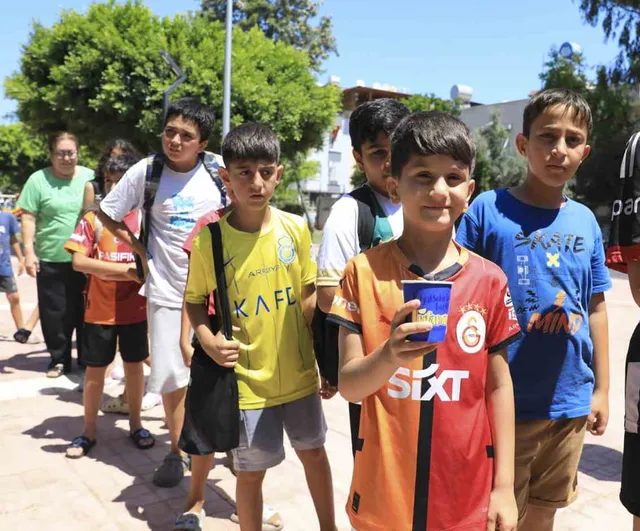 Mersin'de limonatayla serinlik: 163 bin bardakla sürdürülen sosyal ikram