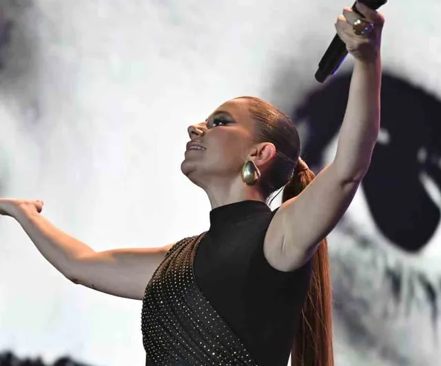 Merve Özbey Göreme'de nostalji ve coşkuyu aynı sahnede buluşturdu