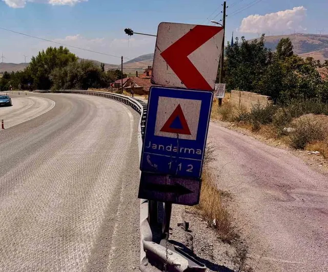 Mor iz bırakan döküntü 5 kilometrelik yolu kazımaya zorladı