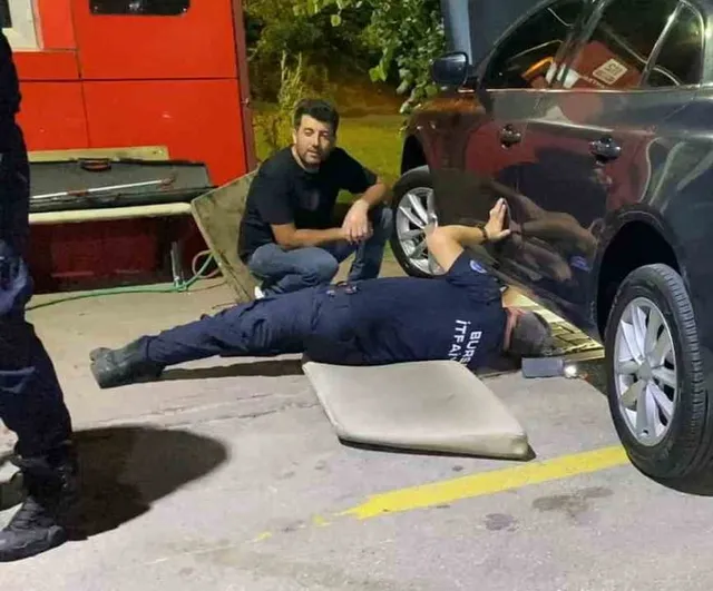 Motor kapağında 1,5 metrelik yılanı görünce itfaiyeye koştu
