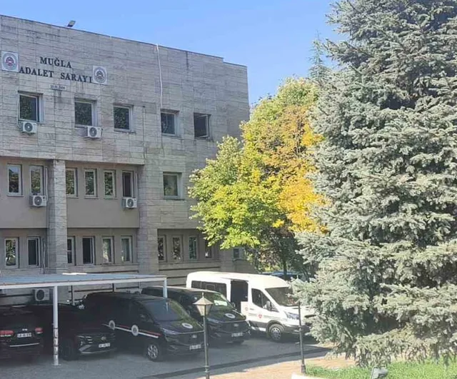 Muğla'da çakmakla Türk bayrağını yakma girişimi: şüpheli adliyeye sevk edildi