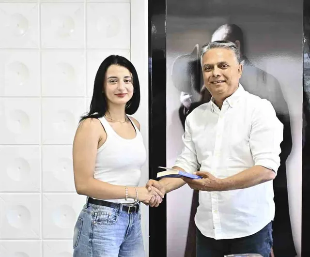 Muratpaşa'da başarılı gençlere hediye desteği